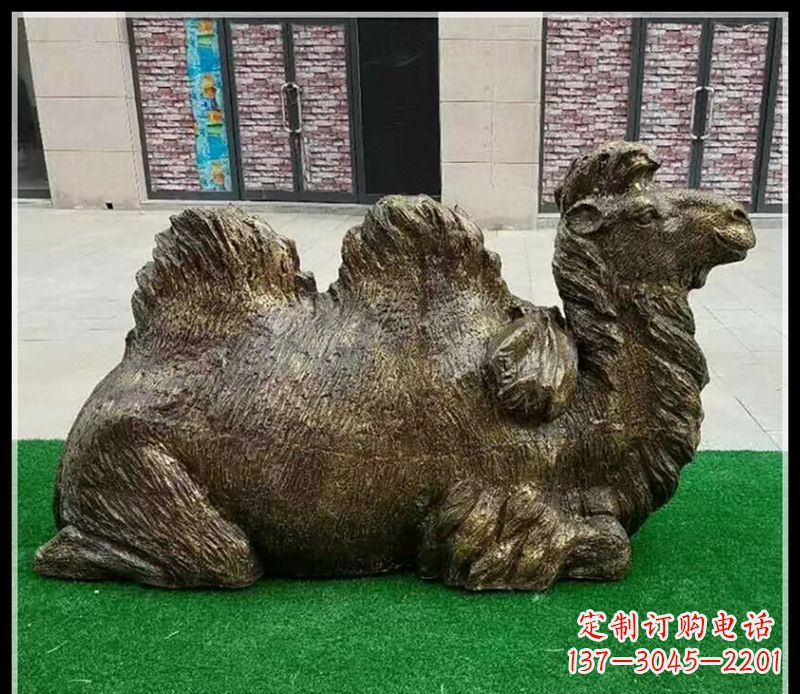 泉州卧在草地的骆驼铜雕