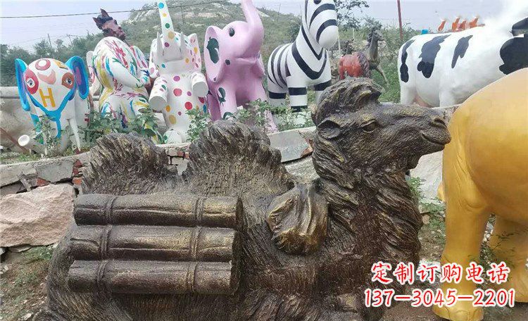 泉州卧着的骆驼动物铜雕 (2)
