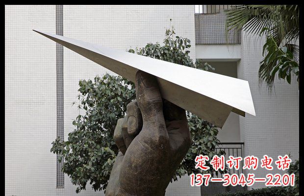 泉州小区不锈钢手拿纸飞机雕塑