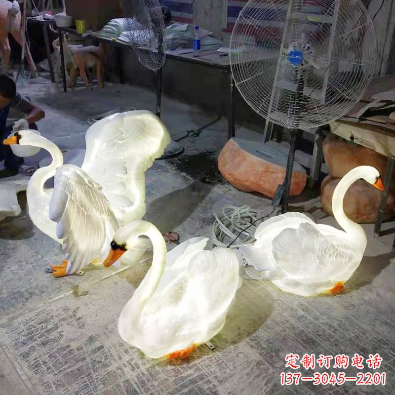 泉州小区园林草坪发光天鹅景观雕塑摆件