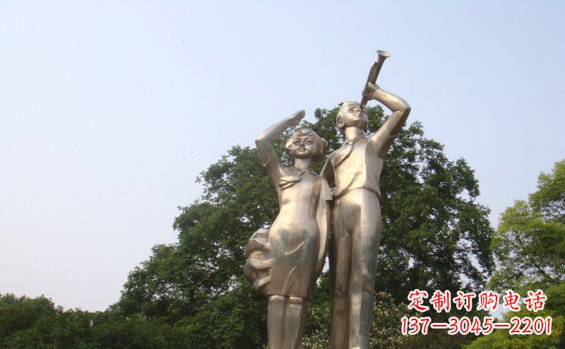 泉州校园吹军号敬礼的小学生人物景观铜雕