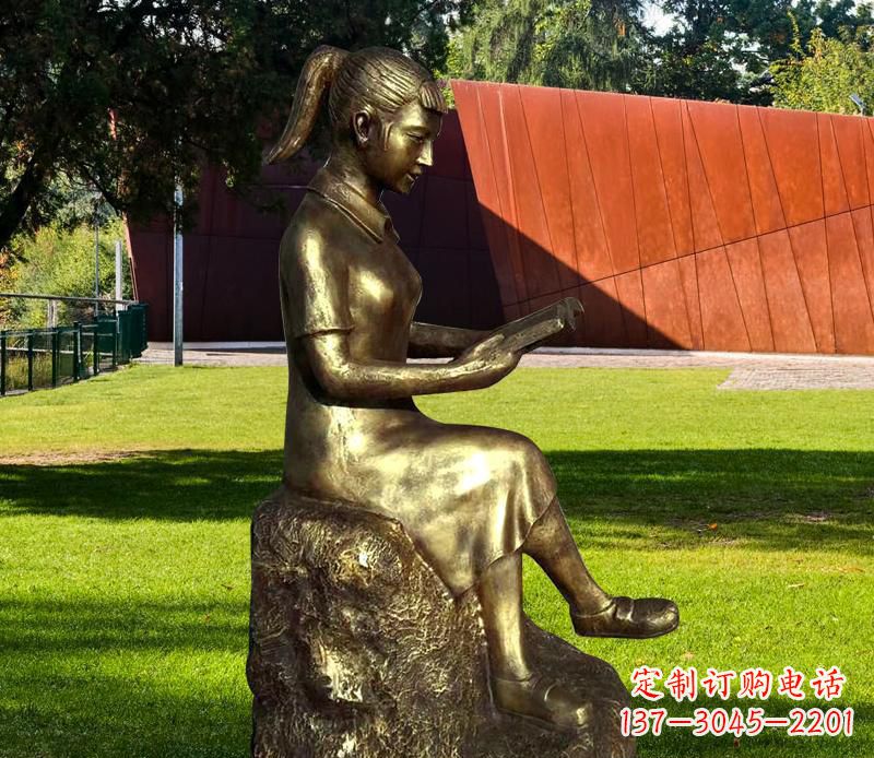 泉州校园看书的女孩铜雕 