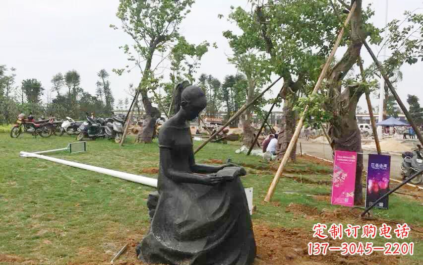 泉州校园看书女孩雕塑