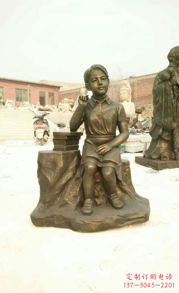 泉州校园看书思考的学生铜雕