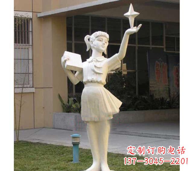 泉州校园拿书本的小学生石雕