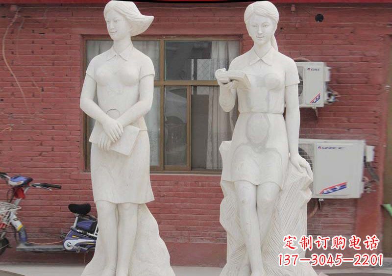 泉州校园拿书本的学生石雕