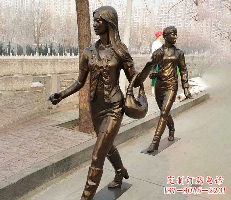 泉州行走的女人街边人物铜雕