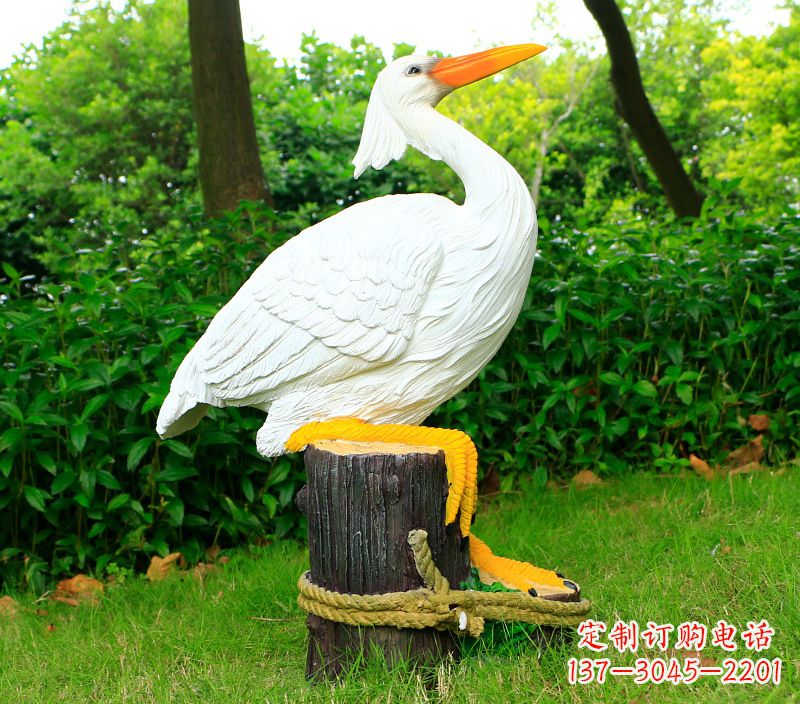 泉州一男一女抱一只鸽子雕像