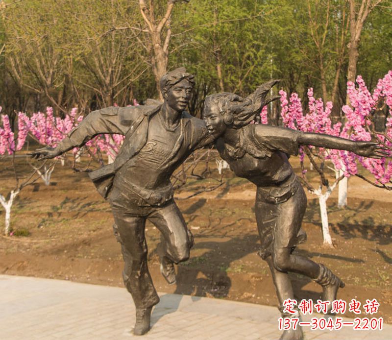泉州游玩的情侣铜雕