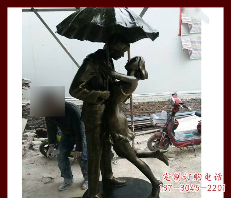 泉州雨伞下拥抱的情侣铜雕