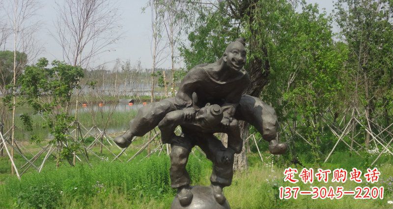 泉州园林站在球上面跳山羊的人物景观铜雕