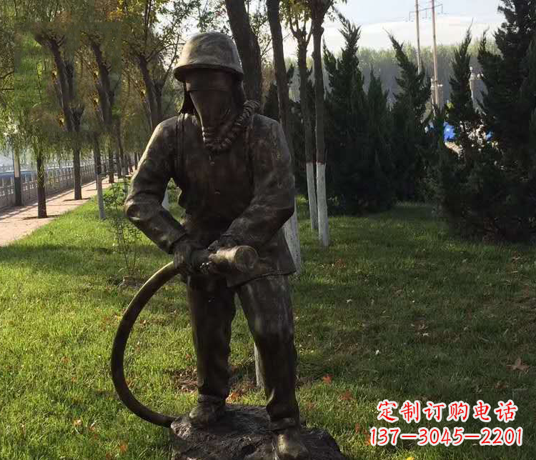 泉州公园灭火的消防员铜雕