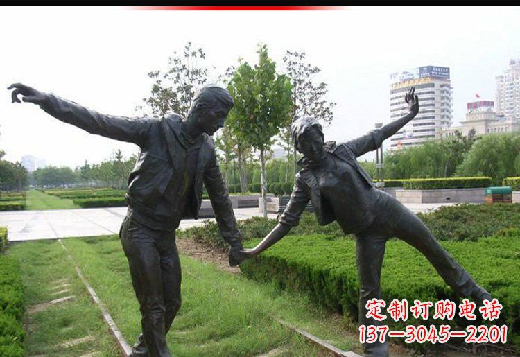 泉州走铁轨的情侣铜雕