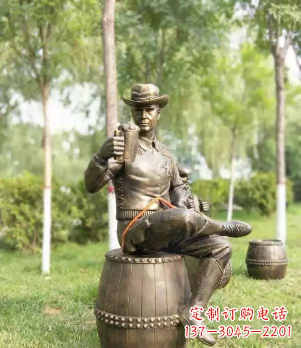 泉州坐酒桶喝啤酒的牛仔铜雕