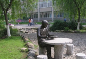 泉州坐石桌凳看书的学生铜雕