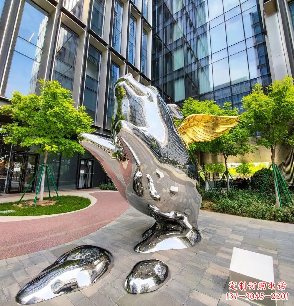 泉州猪雕塑-酒店门口一只带翅膀不锈钢镜面猪雕塑