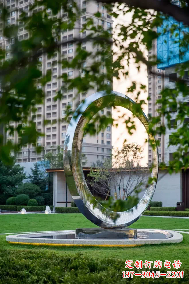 泉州圆环雕塑-别墅草坪不锈钢镜面大型户外景观圆环雕塑