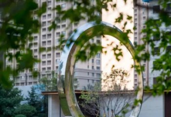 泉州圆环雕塑-别墅草坪不锈钢镜面大型户外景观圆环雕塑